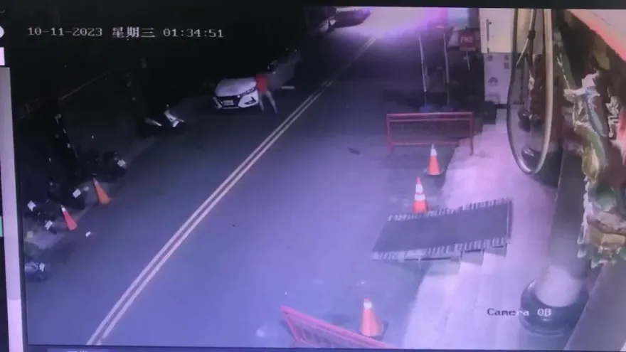 影/彰化球棒男砸車練身體？狂敲13下、後照鏡斷裂　警掌握身分追緝中