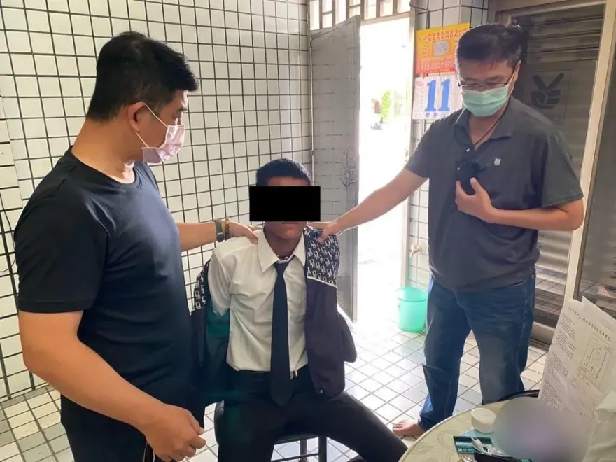 只要「1套西裝」就能上班領高薪　2工人淪車手被逮