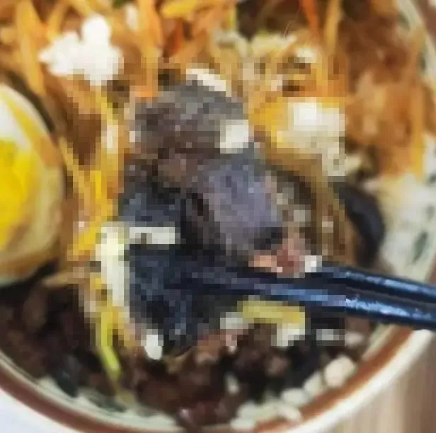 學校食堂餐點驚見「米奇」來報到　店家硬拗「指鼠為牛」被罵翻