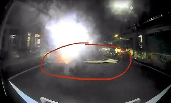 屏東騎士橫載鋼筋硬走窄巷！逼車還嗆「車還要不要？」　囂張樣警察也看不下去了