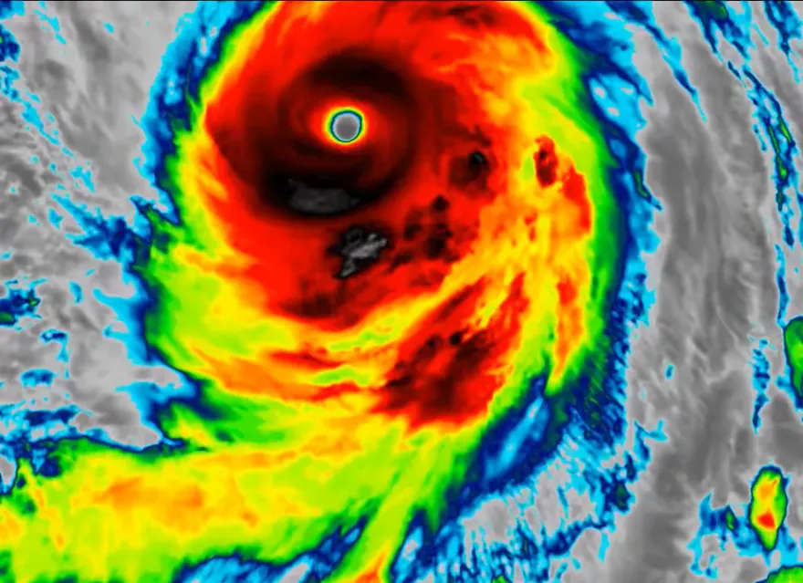 超扎實颱風眼！強颱布拉萬直追今年新「風王」　賈新興：幸好沒有靠過來