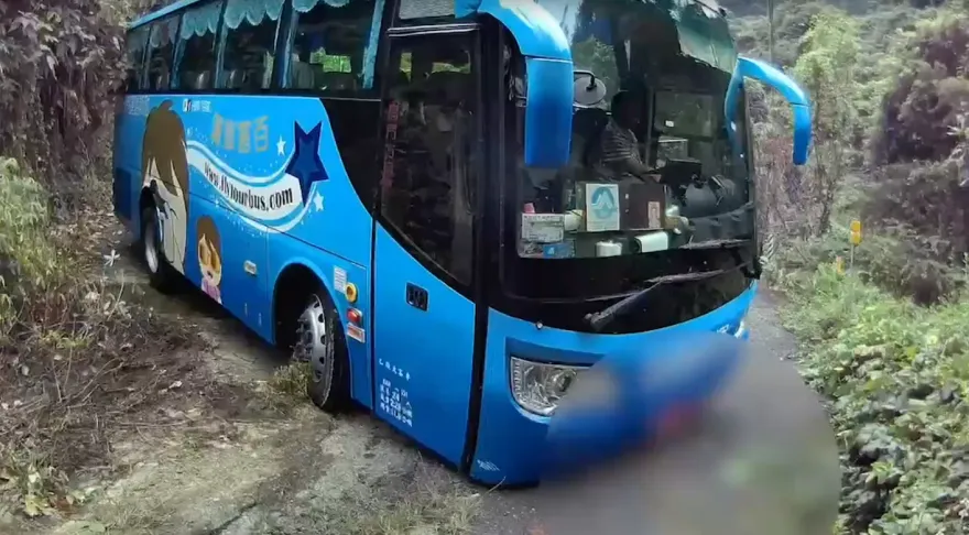 影/誤信導航糗大了！南投遊覽車國慶日卡山區　警到場幫脫困