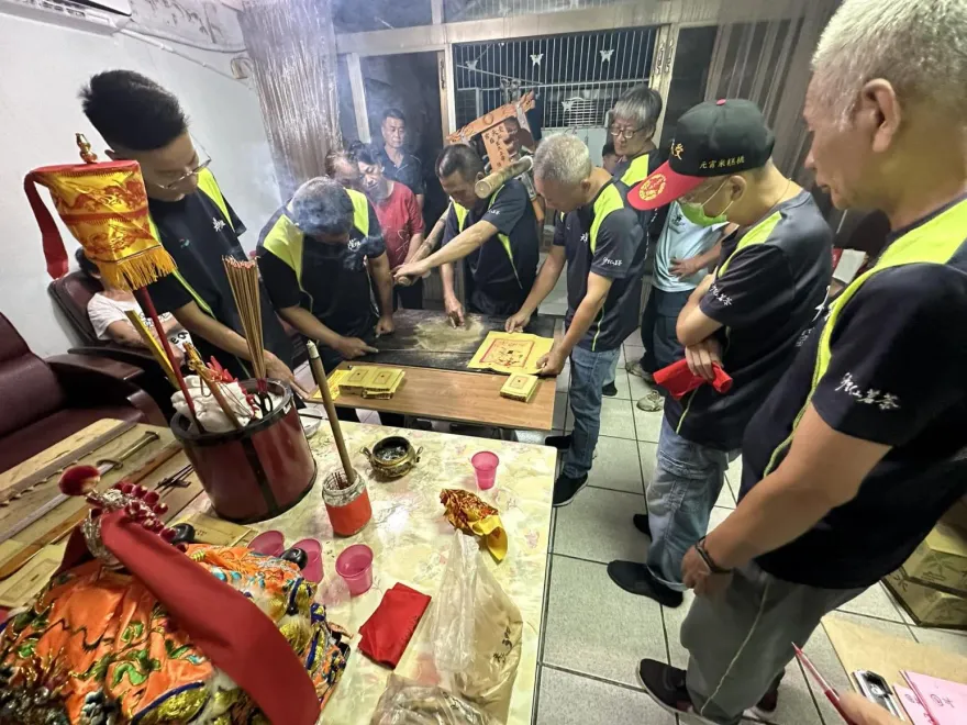 神愛世人！玄天上帝與耶穌「中西聯手」起駕畫符　昏迷阿公醒過來