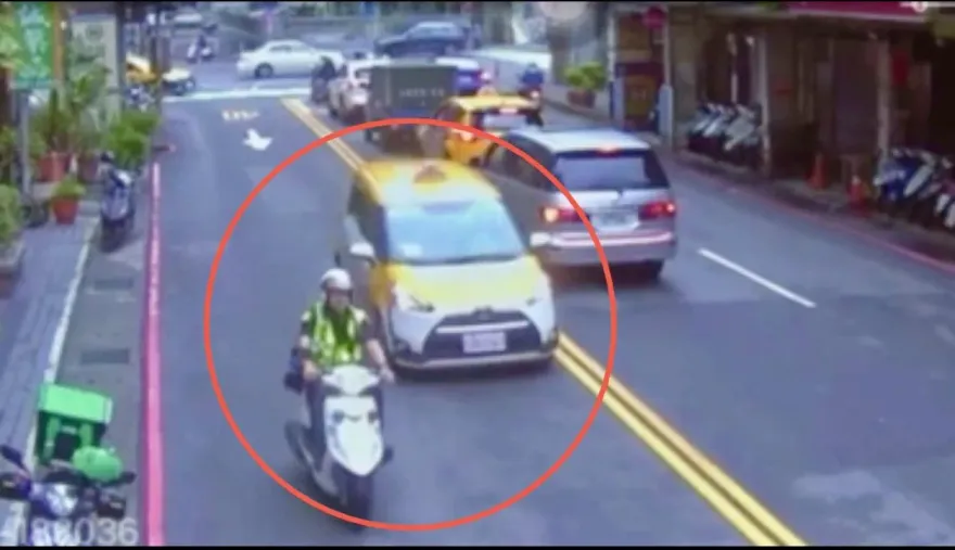 影/新手爸攔警喊「我太太快生了！」　警員騎車鳴笛開道送產婦到醫院