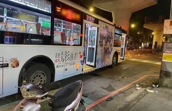 土城深夜車禍！騎士打滑自摔「公車迎面駛來撞頭」　當場無呼吸心跳