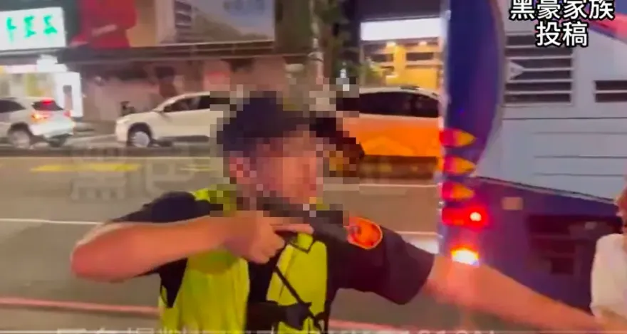 影/20人圍警局！員警亮槍驅離「白衣男沒在怕」　前因後果全曝光