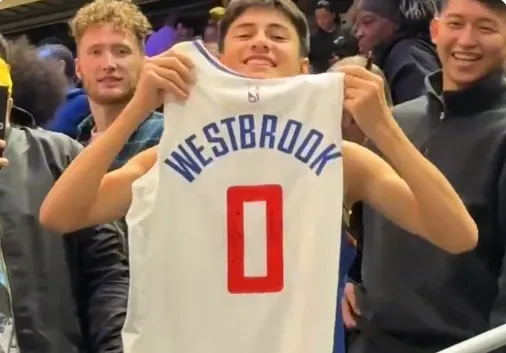 影/超寵粉！威少見鐵粉穿「8件球衣」進場　直接送他第9件