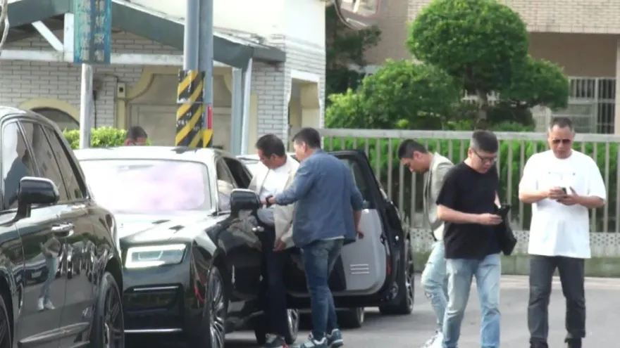 獨/天道盟盟主「鐵霸」出獄！千萬勞斯萊斯多車迎接　宜蘭縣警局長親自督軍壓陣