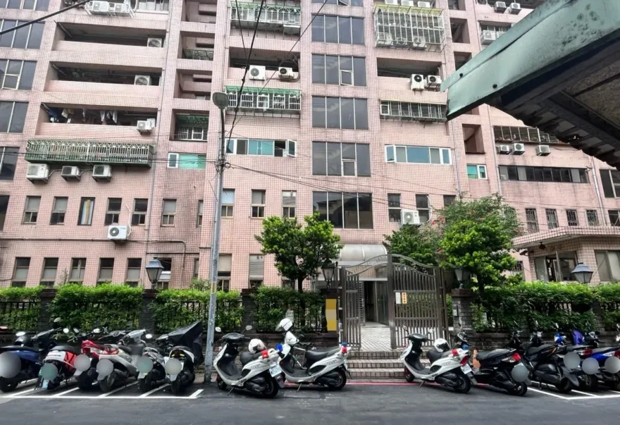 快訊/碰！板橋30歲男墜樓斷腿　倒臥中庭命危送醫搶命中