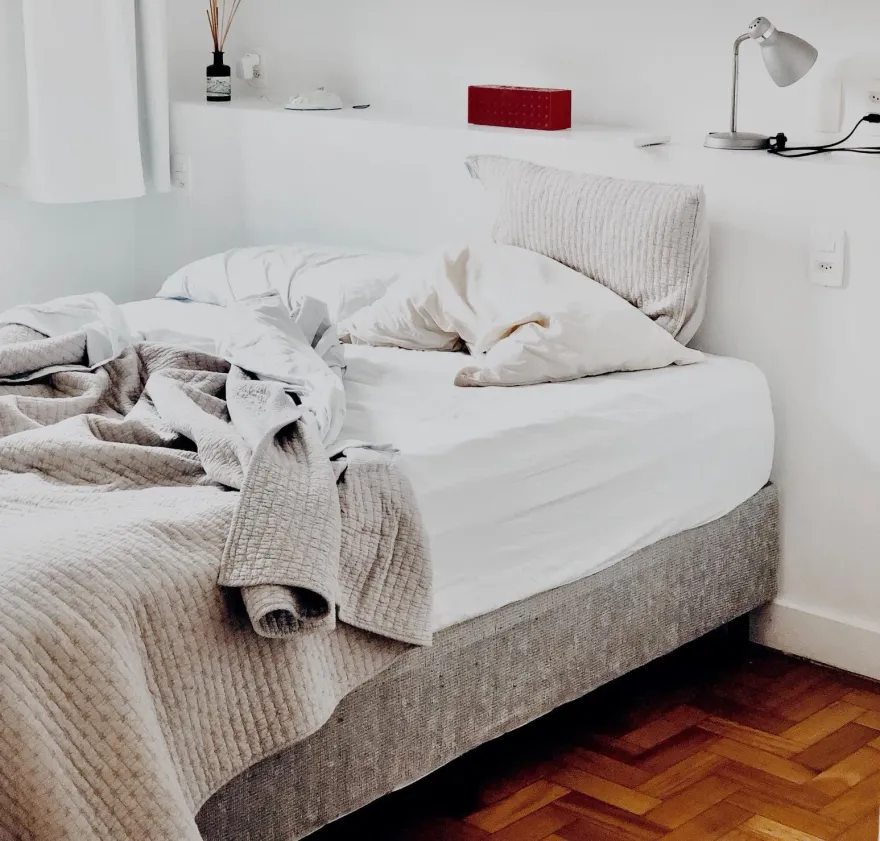 正妹抱怨房間有魚腥味　「水電工公公」秒衝她家挖出恐怖真相