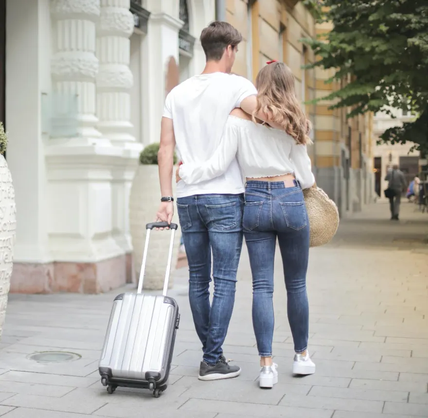 影/國旅廢又貴？景點「水往上流」只能吃香腸　網：高跟鞋教堂爛到哭