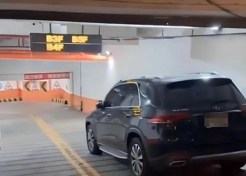 影/省錢？桃園停車場斜坡深夜停整排　警：非屬道路無法罰