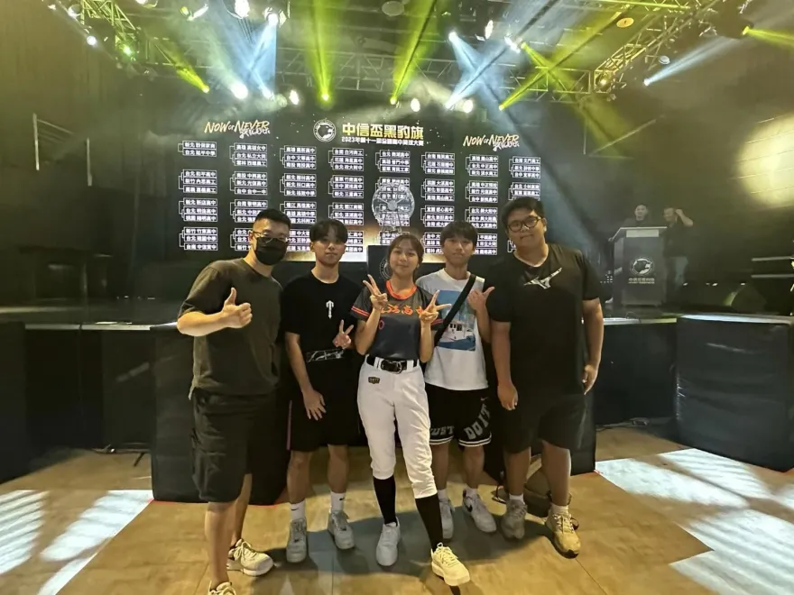 女黑豹成嬌點！淡江高中汪以馨不僅打棒球　還是台鋼啦啦隊練習生