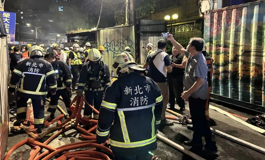 快訊/新北板橋暗夜鐵皮倉庫火警　70多歲老婦命危送醫
