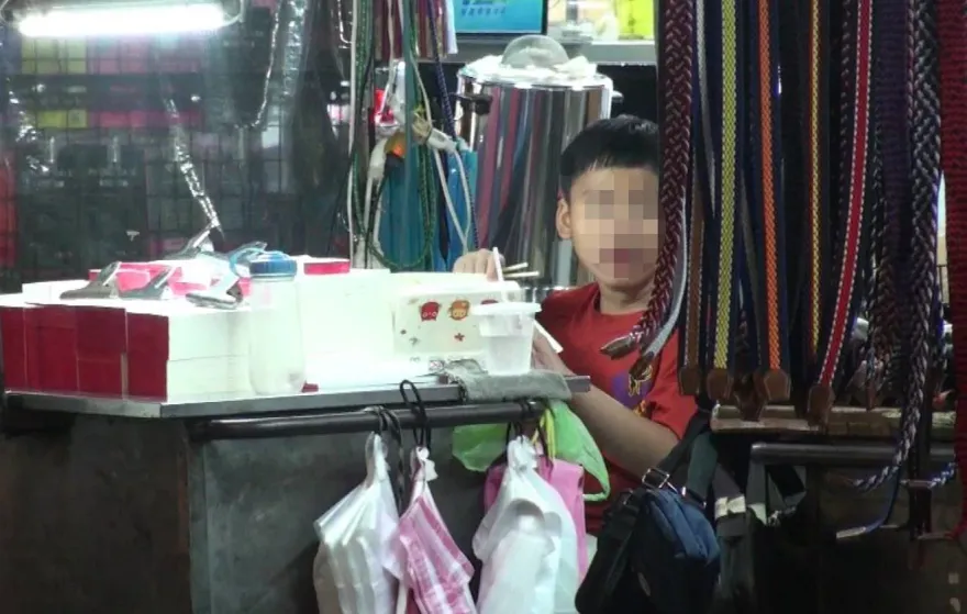 獨/廣州街夜市賣紙阿伯病逝百日　小四孫接班顧攤網熱議