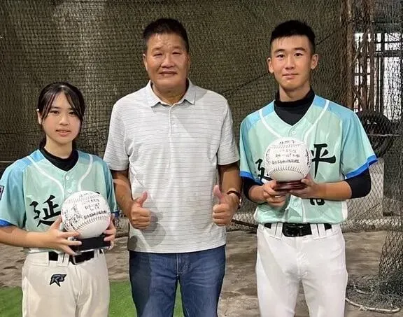 延平「女力」K掉穀保打者獲獎勵！　受邀參觀訓練基地…全隊一人一顆簽名球