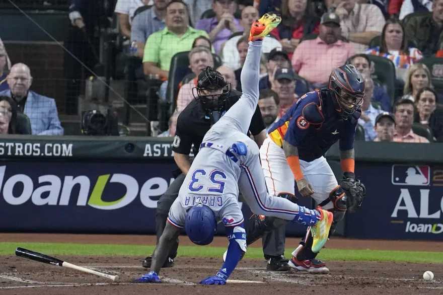 影/棒球場上跳體操？遊騎兵賈西亞躲觸身球「側手翻」　但還是被打到