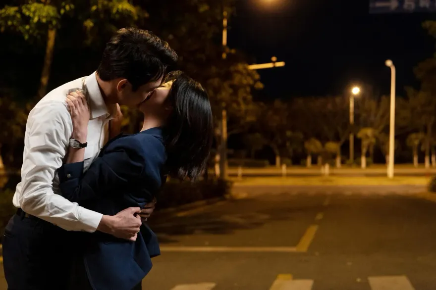 直擊／王凱街頭激吻50秒！　譚松韵遭環抱害羞畫面流出