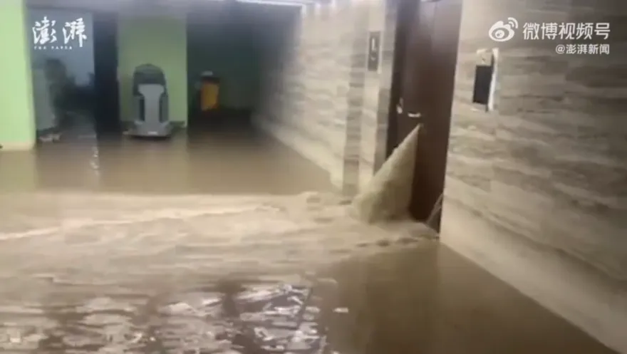 影/傻眼！社區住戶偷挖地下室竟「挖穿河道」　河水灌入地下停車場闖禍