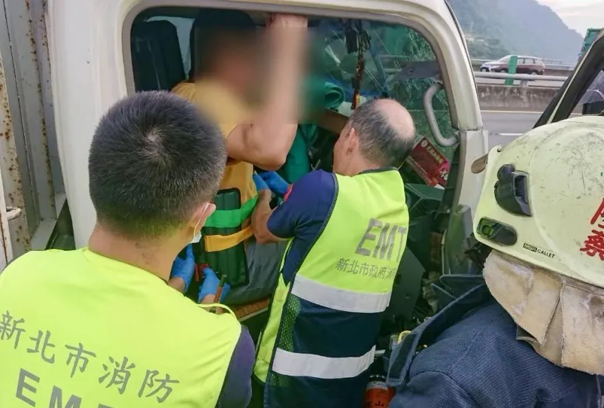 快訊/國3南下三鶯路段3車追撞　1貨車乘客夾困受傷