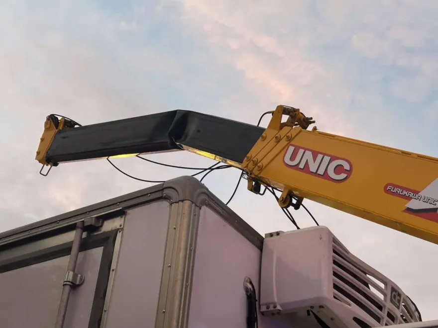 瞎毀！拖吊車忘收吊桿撞國道ETC門架 「斷臂」掉外車道嚇壞用路人