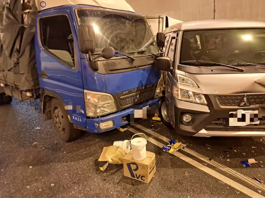 「碰碰車」大人版！國3木柵隧道5貨車連撞　貨物掉滿地無人傷