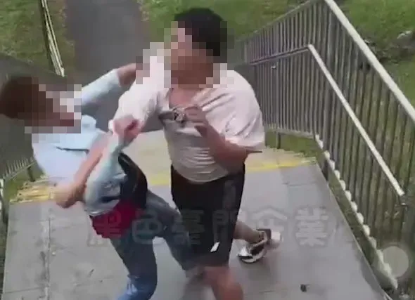 網遊爆口角「相約輸贏」　1男遭菜刀砍傷送醫！互毆畫面曝光