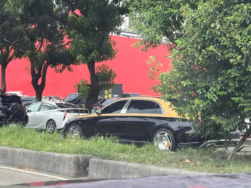 愛妻嫌「上金下黑」轎車像靈車！他轉頭驚呆：是千萬「邁巴赫」