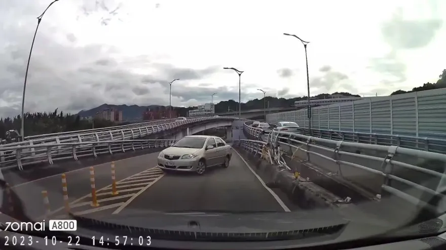 影/中安大橋又見逆向車！　網友險撞嚇到「怎麼常常這樣搞？」