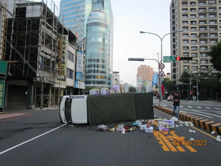 影/台中貨車左晃右擺…下秒翻覆！　火龍果、芭樂噴出「畫面曝」