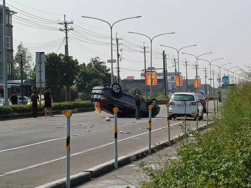 影/嘉義縣道168線「休旅車翻覆」！23歲男失去生命跡象搶救中