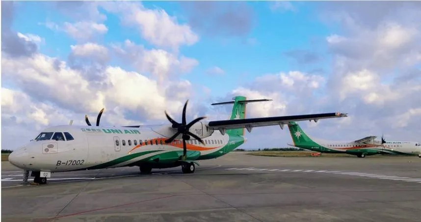 影/7旬翁「擅換座位」罵空服員遭拒載帶離　立榮航班延誤半小時