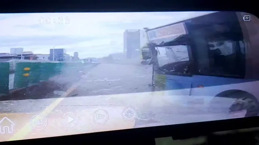 影/驚悚影片曝光！三重中山橋公車撞貨車13傷　「公車整輛橫在面前」嚇壞他