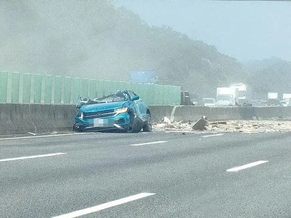 快訊/國3通霄驚悚車禍！轎車遭大貨車撞飛「衝到對向」2傷　車頭爆裂畫面曝