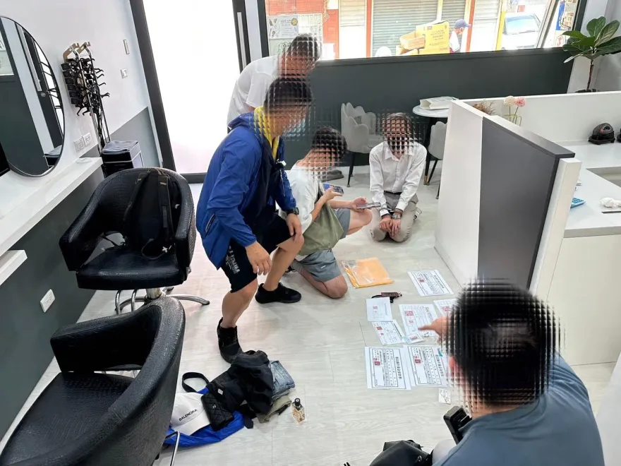 影/鱷魚的眼淚？面交車手遭逮「下跪道歉」　警查扣61萬依法送辦