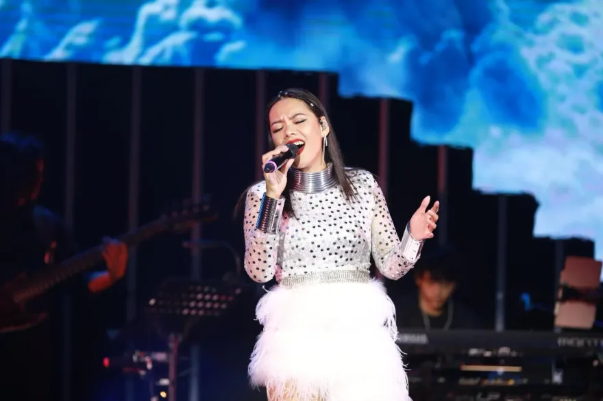 姊妹情深！阿妹張惠妹為她衝回台　親妹SAYA感動：我的大歌迷來了！