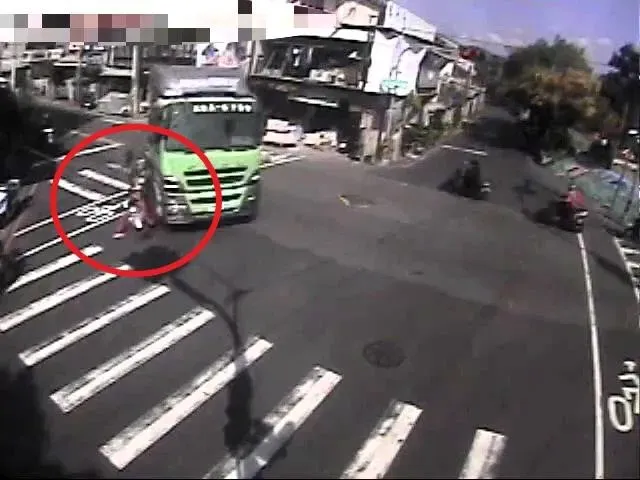 奪命死角！台中女騎士遭右轉聯結車輾過　搶救1小時不治
