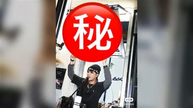 歌手化身「搖滾男神」！萬聖節街頭舉「27字牌子」催淚