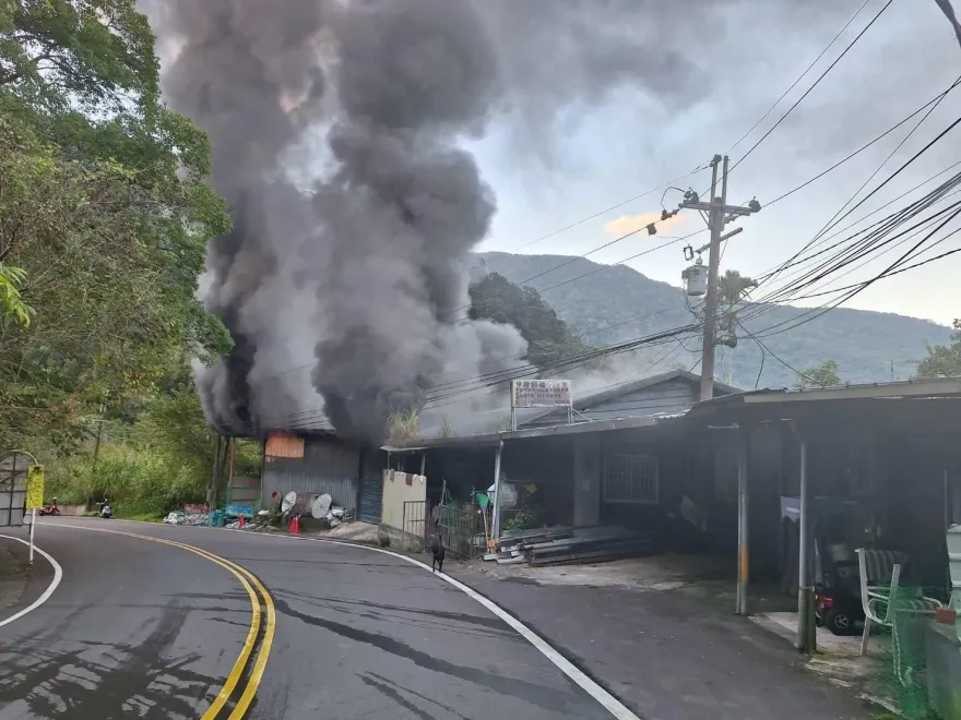 快訊/新北烏來倉庫大火！濃煙遮蔽天空　現場道路封鎖搶救中
