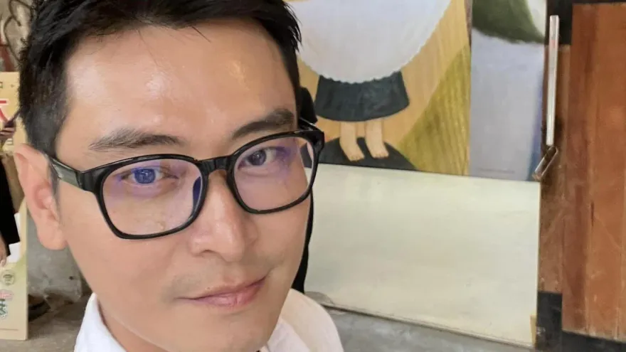 凍得受不了！陳冠霖脫外套送撿回收發抖奶奶　不捨喊：想到自己媽媽