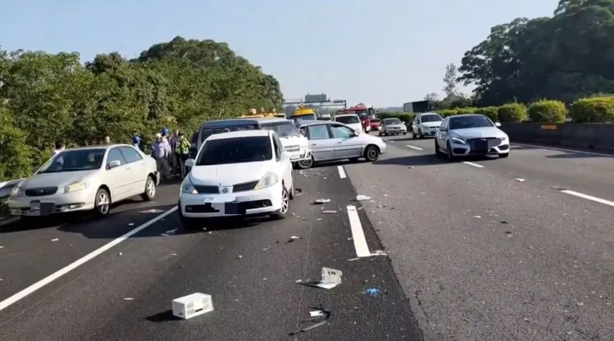 跟聯結車爭道！國3香山段7車連環撞　回堵5公里、1人傷