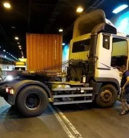 快訊/詭異！高雄過港隧道昨2小時3起車禍　今又4貨櫃車連環撞