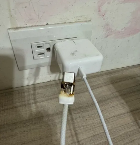 怕爆！iPhone15充電線沒在用竟「燒到溶解」　他回家聞濃濃焦味心有餘悸
