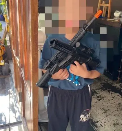 北市路邊驚見「大枝衝鋒槍」？失主竟是男童　警到場發現烏龍一場