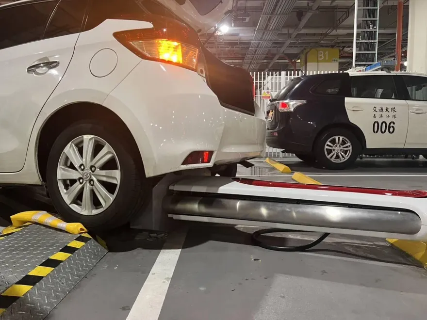 無線充電ing？南港展覽館驚爆牛頭牌硬上特斯拉充電樁　警方：自行協商