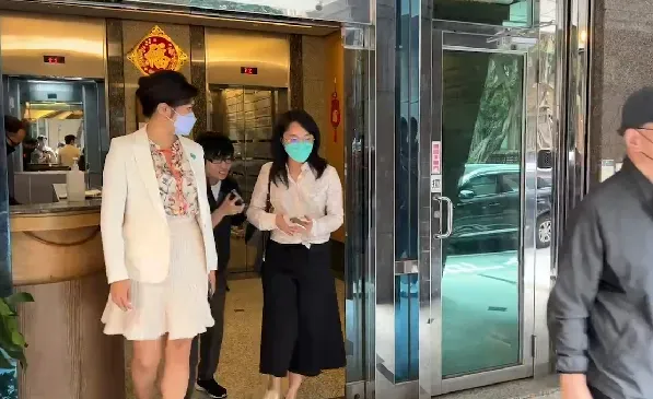 快訊/吳欣盈現身了！　從民眾黨部出發前往中選會登記