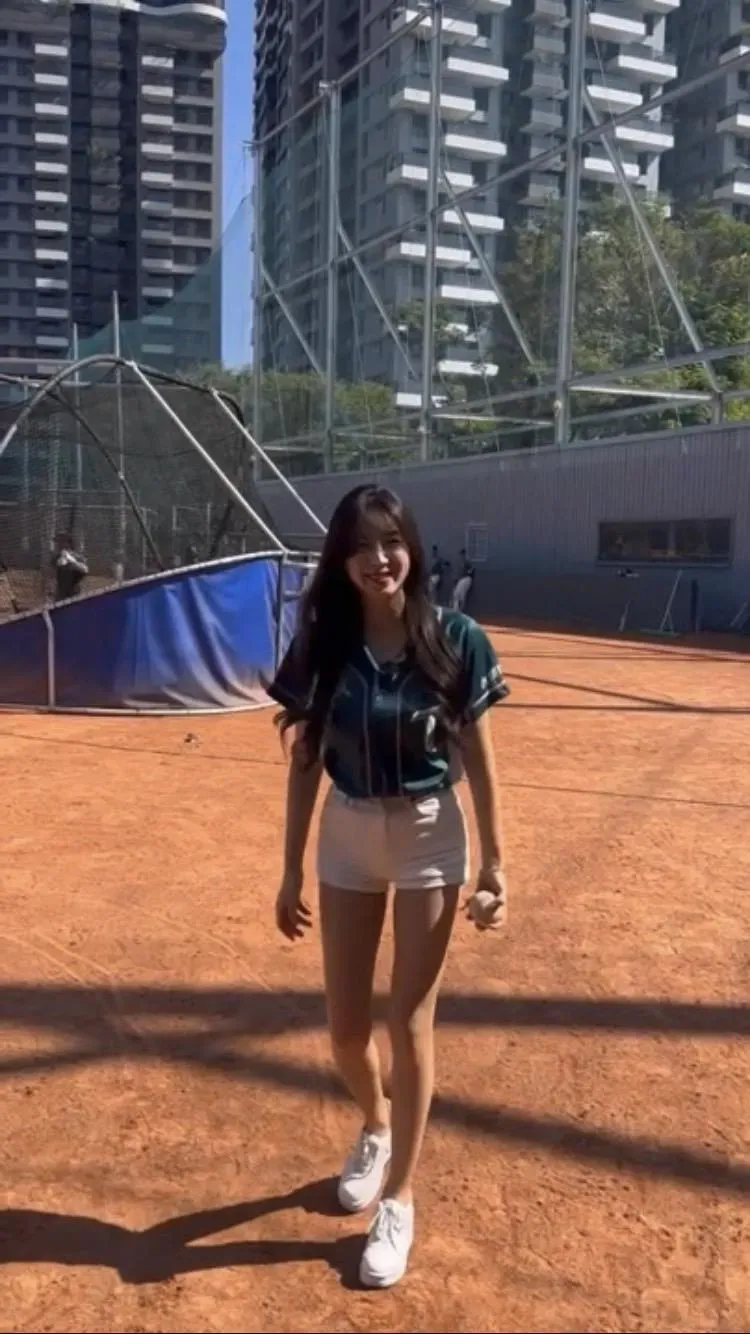 影/安芝儇穿激短熱褲秀逆天長腿！揮棒架式十足　網暴動：受不了了！