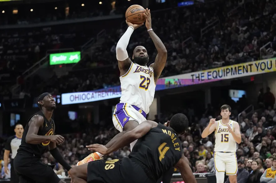 NBA/詹皇征戰湖人8年僅1冠　前主帥：還不夠格建雕像