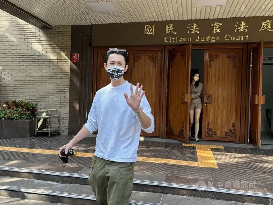 男子持啞鈴弒父案開庭！吳慷仁現身國民法庭旁聽…低調回：原因不能多說