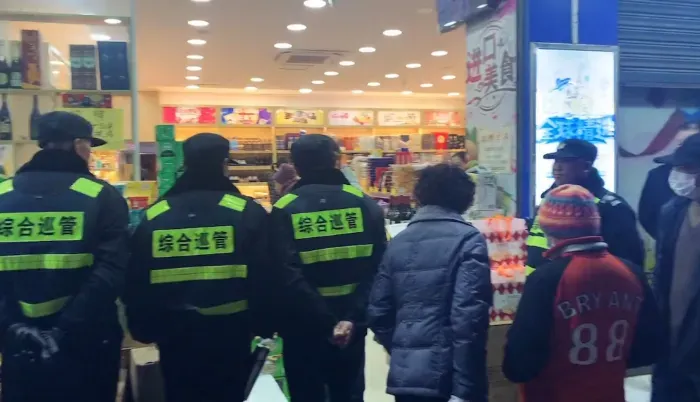 影/整治市容用「瞪」的！滬城管人員站一排「堵門」執法　店家懟：半個月了